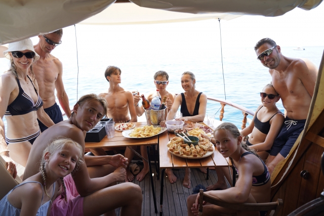  Almuerzo en el barco con la familia 