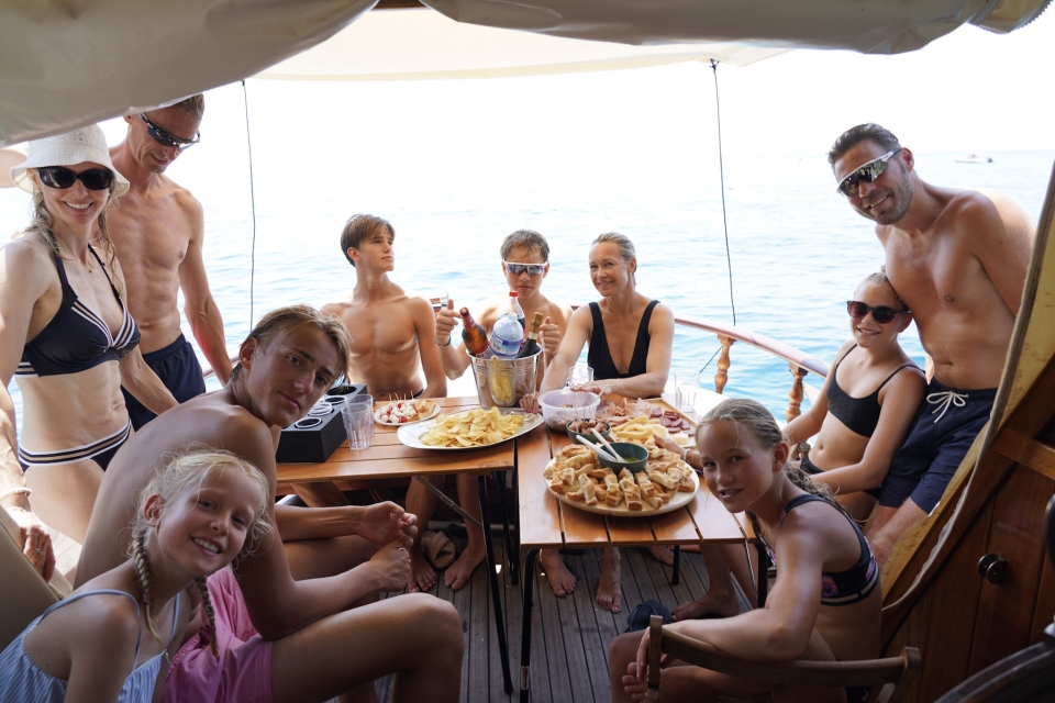  Almuerzo en el barco con la familia 