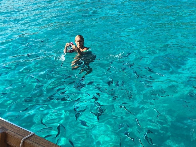 En el agua en la isla Cavalli