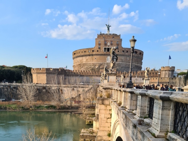  El puenle que maneja a la entrada del castillo 