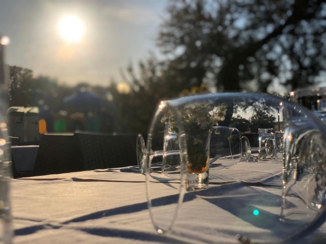  Sólo productos típicos de Las Marcas en la mesa 