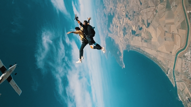Lanzamiento en tándem entre las nubes toscanas