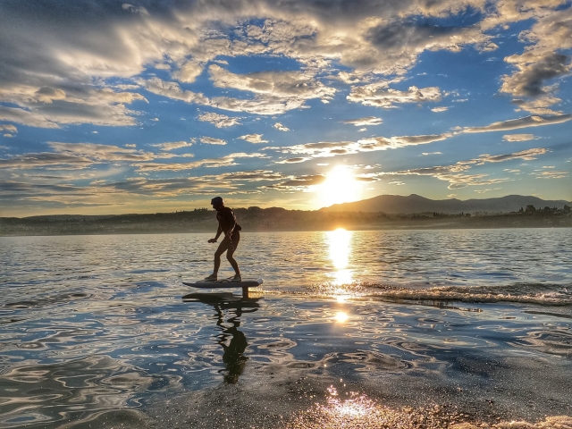 Equilibrio sobre un efoil al atardecer 