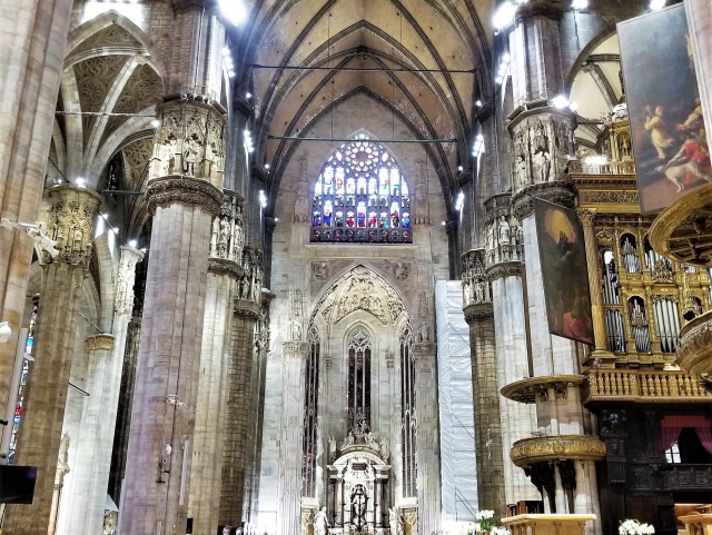  El interior de la iglesia milanesa 