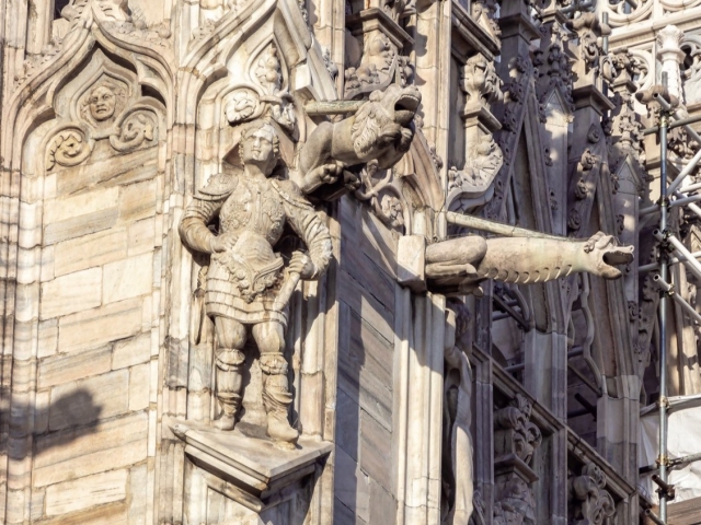  Detalles góticos en la fachada 