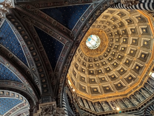  El interior de la Catedral de Santa Maria Assunta 