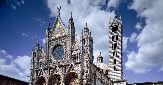  La fachada de la Catedral en Piazza Duomo 