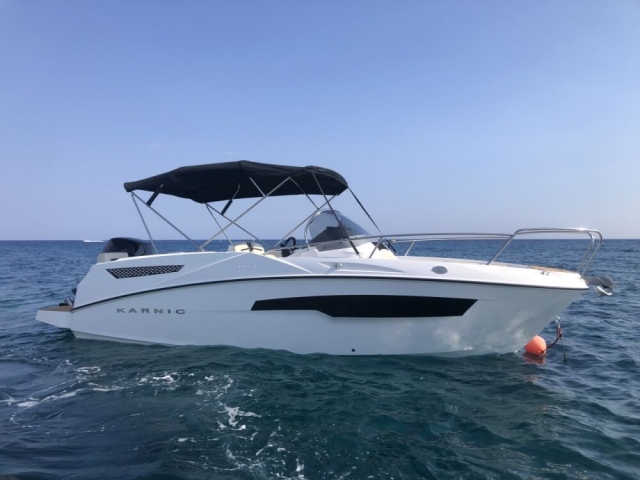  Barco Karnic amarrado 