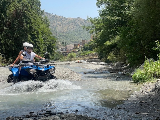  Vadeando un río con un cuatrimoto 