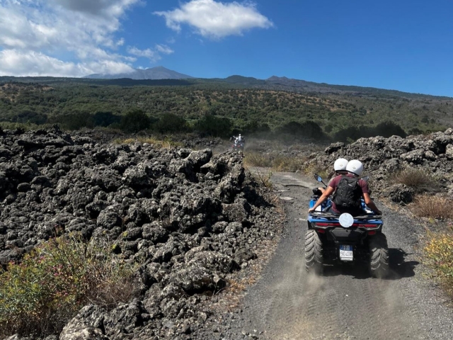 Manejando un cuatrimoto biplaza 