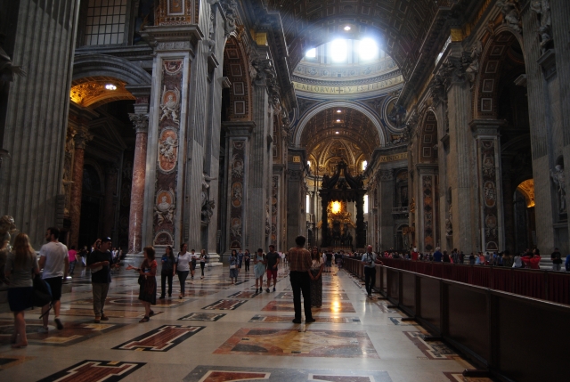  El interior de la iglesia 