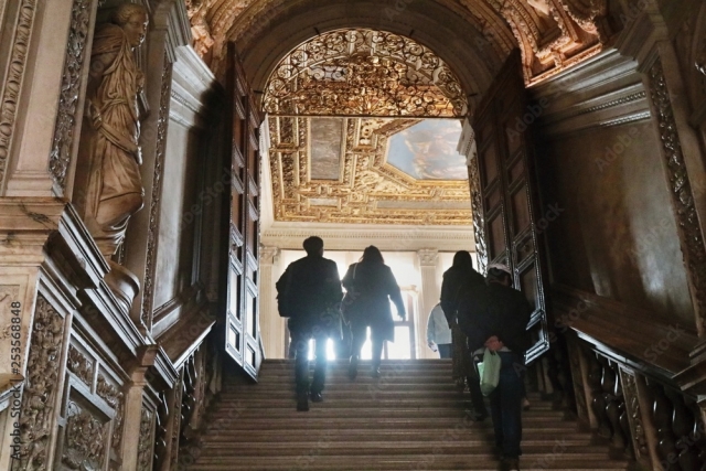  Escalera Dorada
