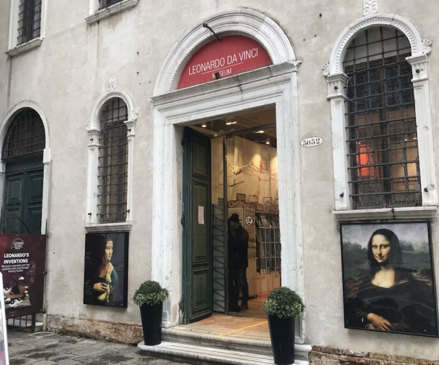 Entrada al museo Leonardo 