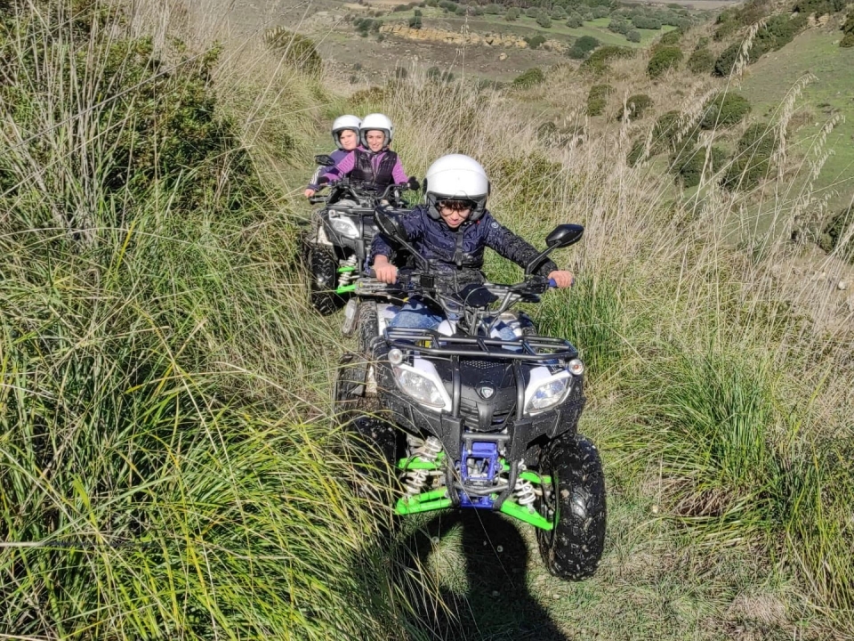 Pilotaje con un cuatrimoto de dos puntos en Guasila Pilotaje con un cuatrimoto de dos puntos en Guasila