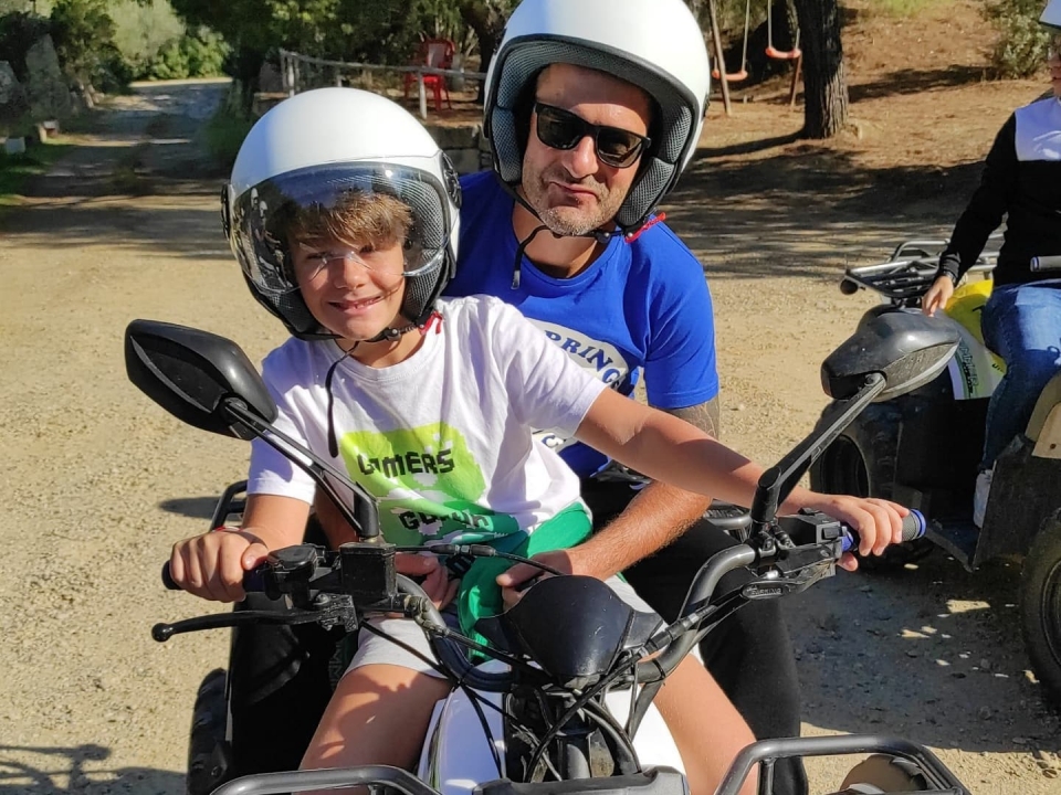  Guíe un cuatrimoto de dos salones en Guasila 