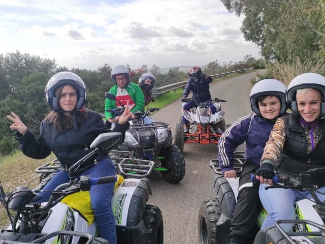 Excursión en un cuatrimoto de dos salones a lo largo de los caminos de Sardinia