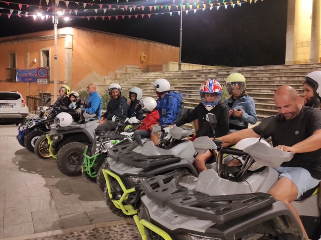 ruta fuera de la carretera a la luz de la luna en Sardinia
