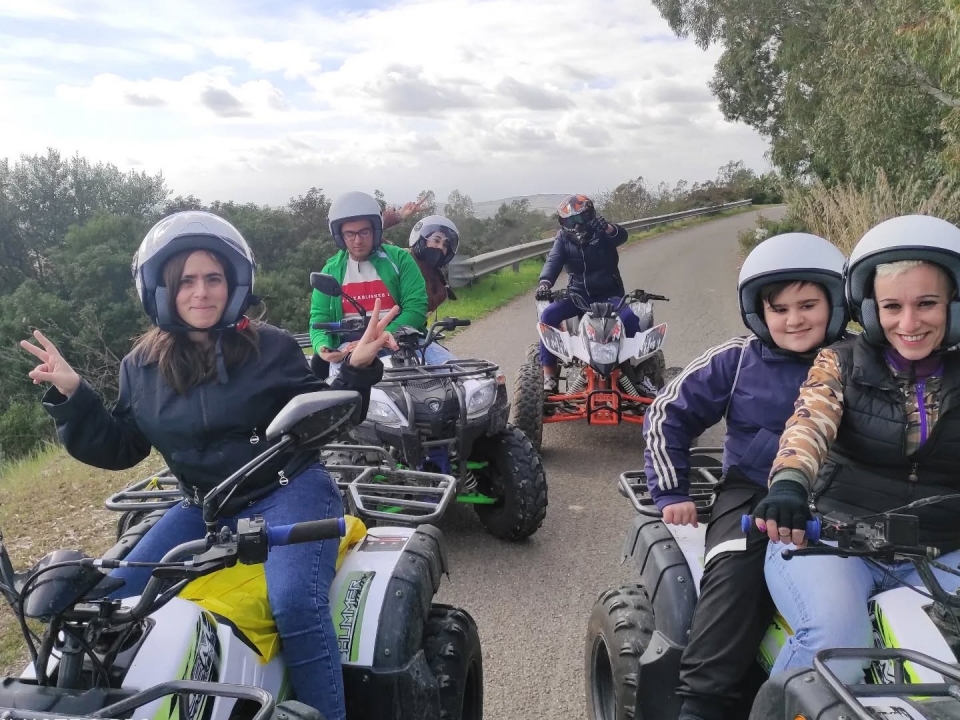  Excursión en un cuatrimoto de dos salones a lo largo de los caminos de Sardinia 