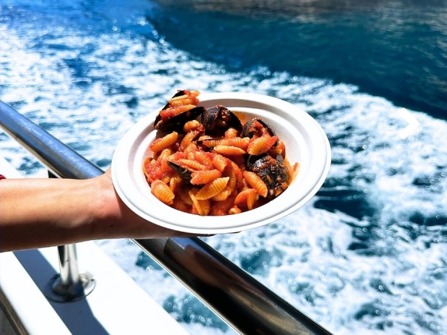  Almorzando el viaje en barco incluyó 