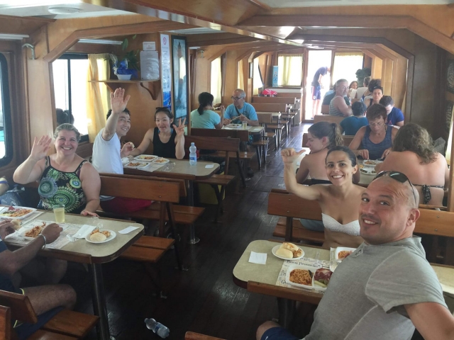  Almuerzo a bordo del bote