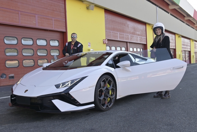  Nuestro carro de carreras blanco 