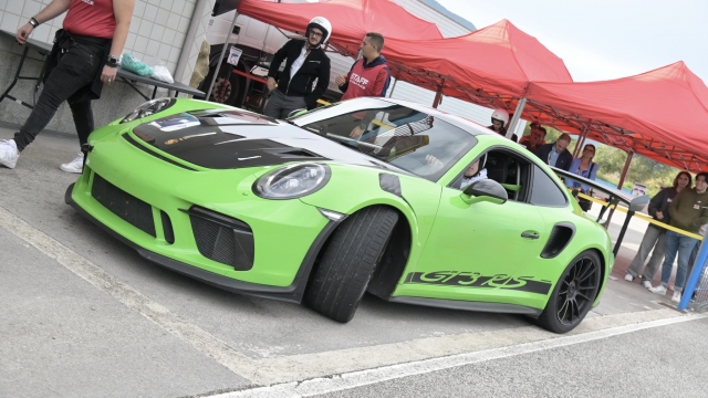  Porsche estacionado en boxes