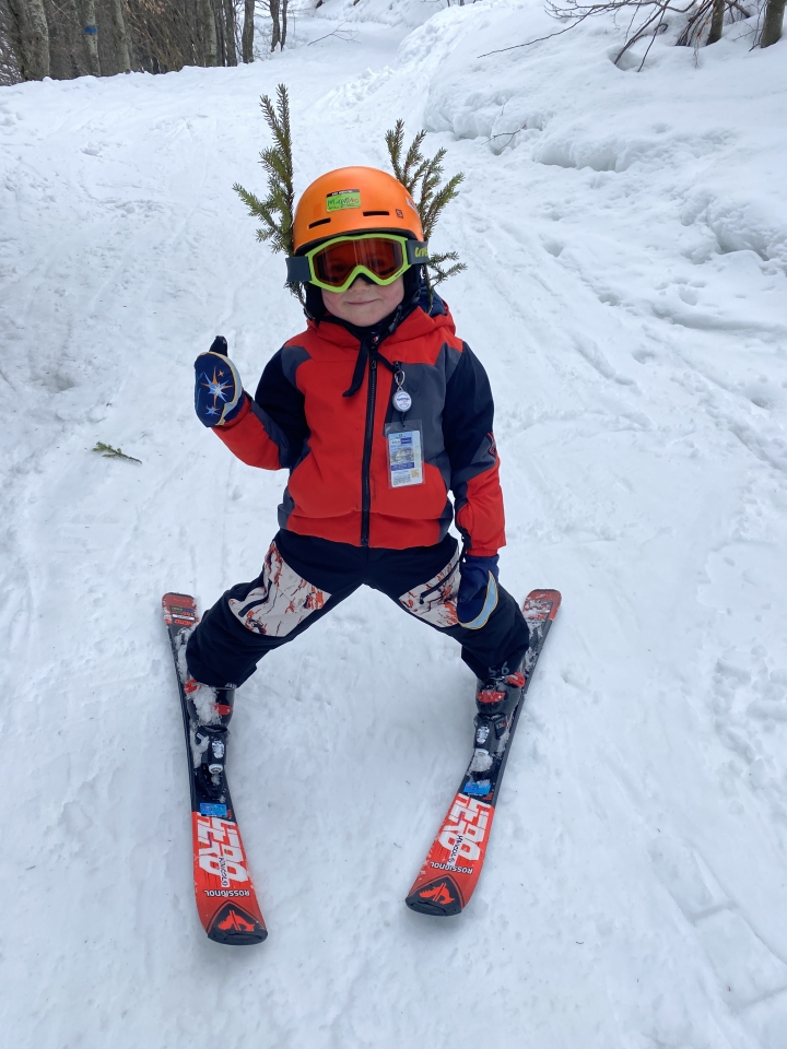  Los pequeños esquiando 