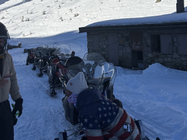  Parada para admirar las estructuras históricas en la nieve 