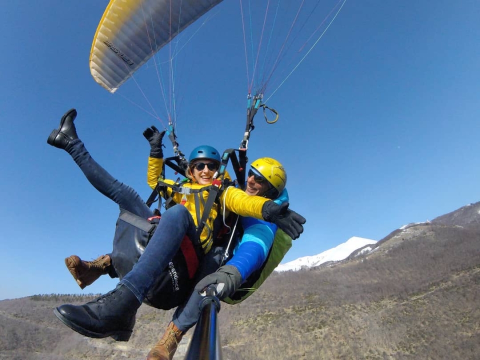 Volando en el cielo azul 