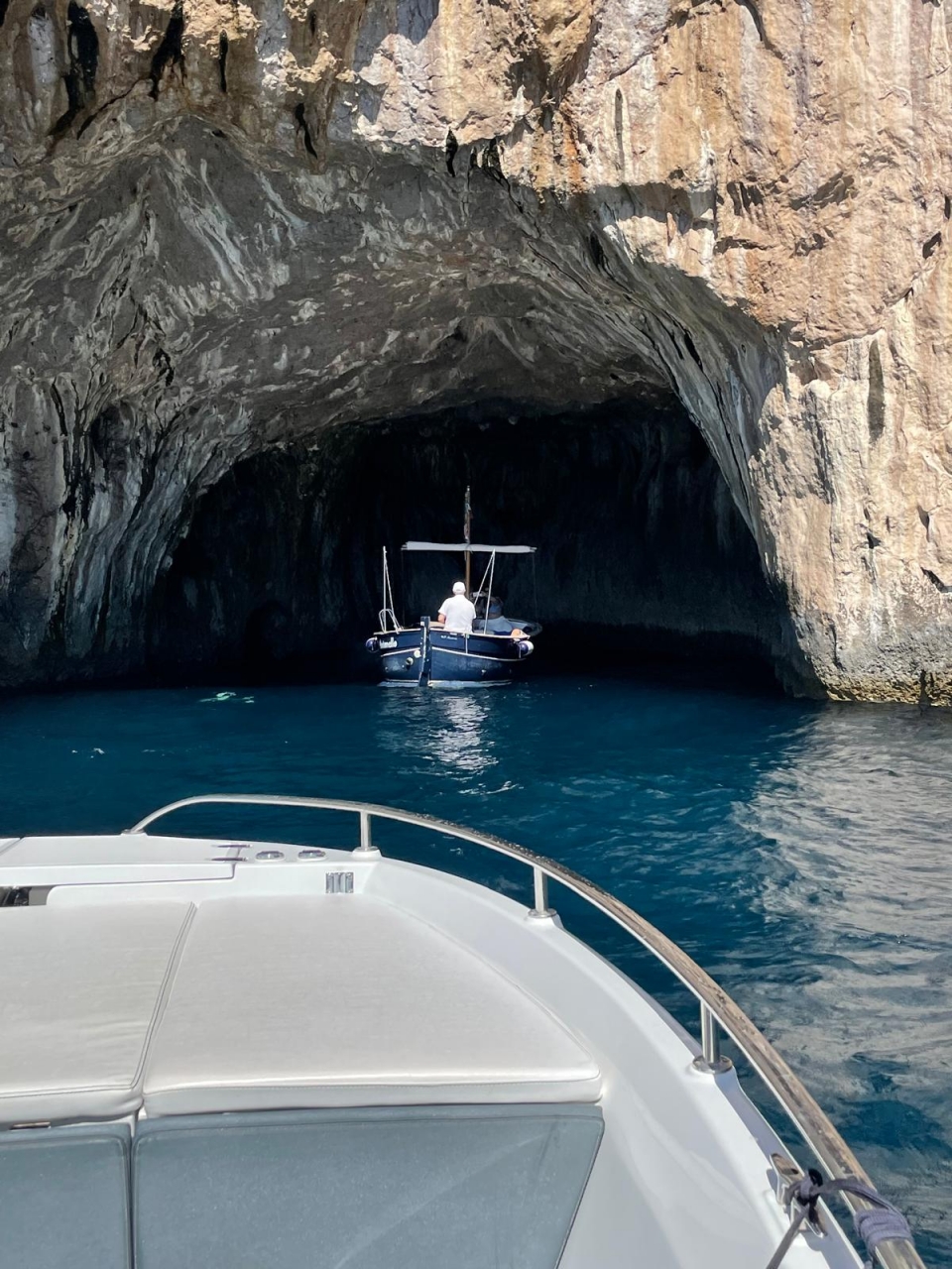  Las hermosas cueva en las aguas azules 