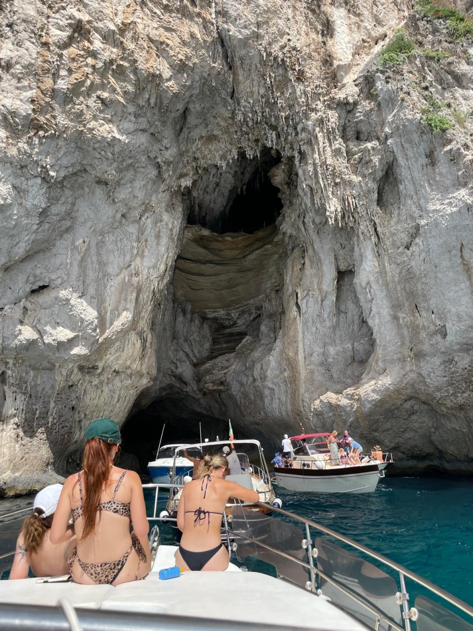 explorando las cueva 