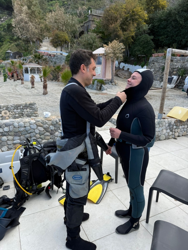  Usando el traje de neopreno