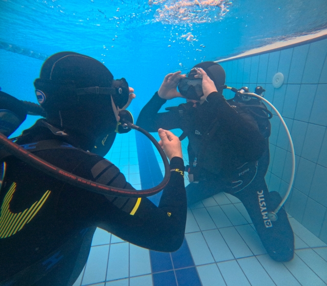  En la alberca para las primeras inmersiones 