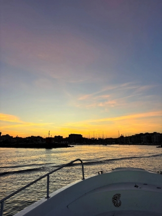Paseo en barco por las cueva de Siracusa + aperitivo 4h
