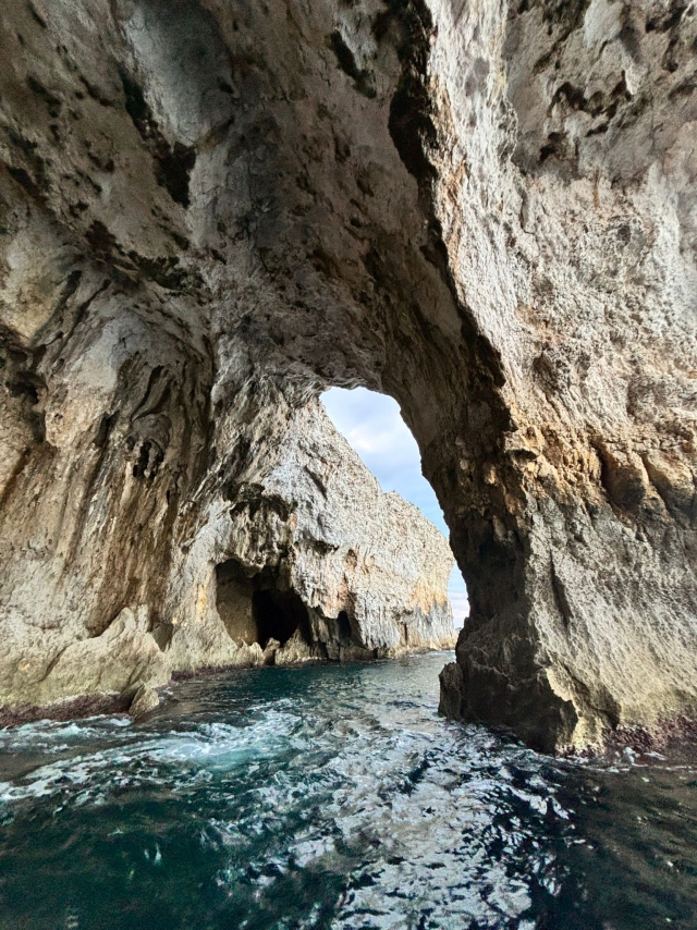 Paseo en barco por las cueva de Siracusa + aperitivo 4h