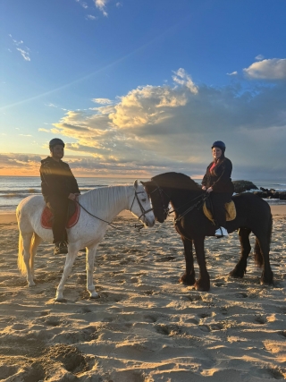 Lección + Paseo a caballo por la playa de Cuma 2h