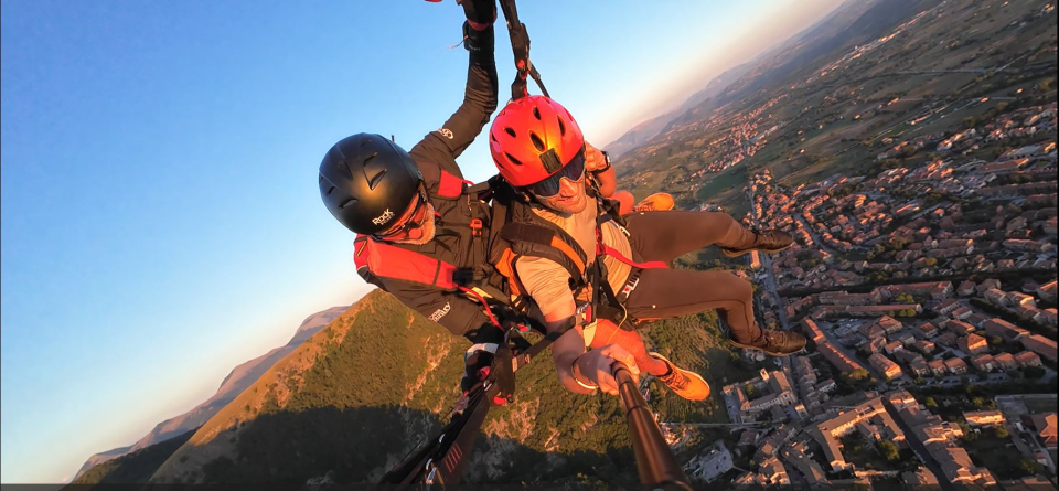  Explorar Umbría a bordo de un parapente 