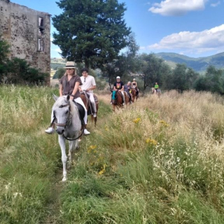  A caballo cerca de la torre
