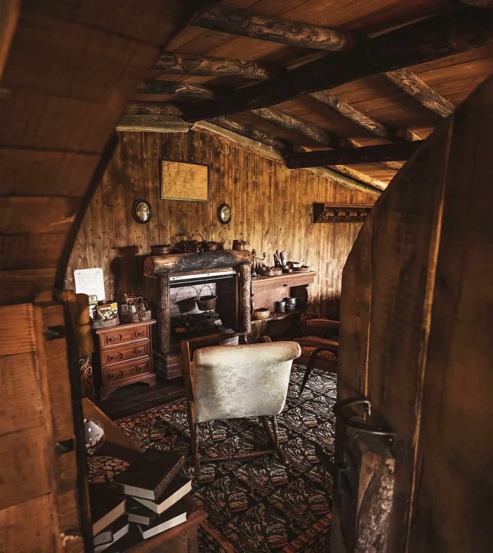  El interior de madera de la Casa Hobbit 