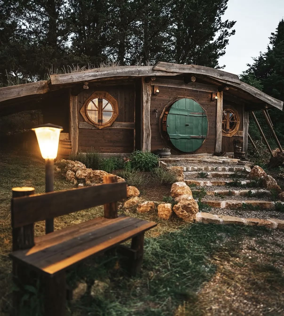  La Casa Hobbit con la linterna encendida 