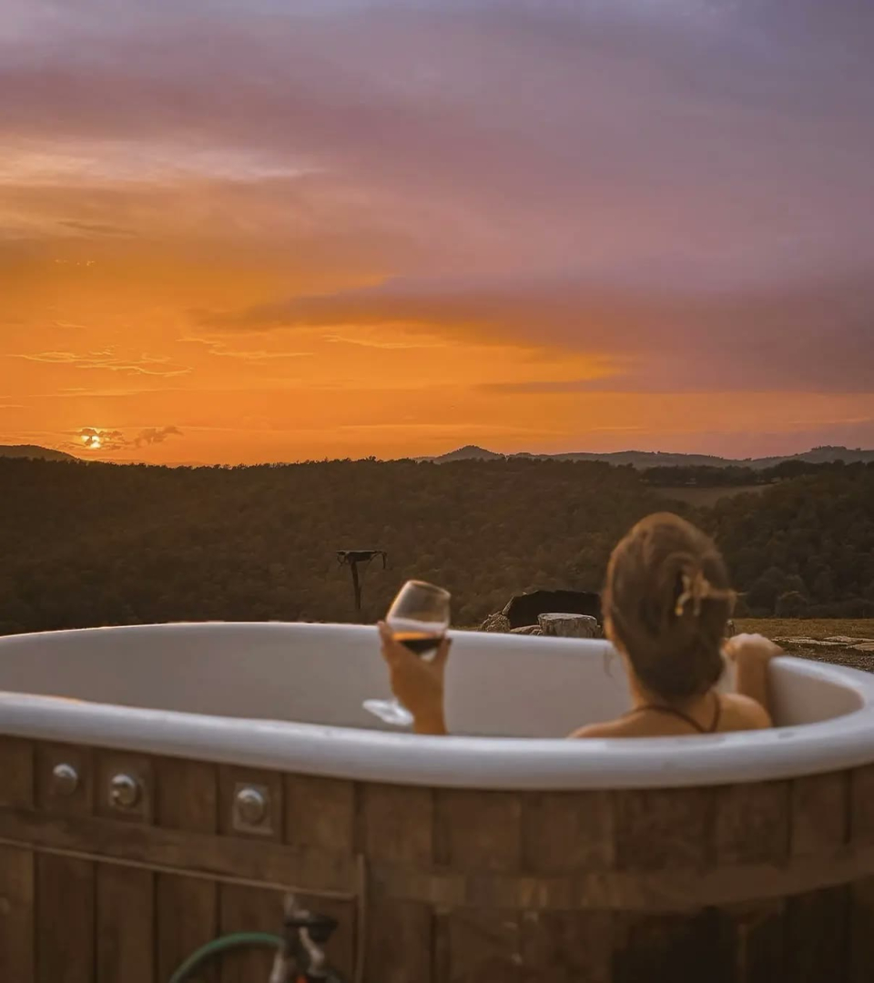 Un baño caliente en el jacuzzi al atardecer 
