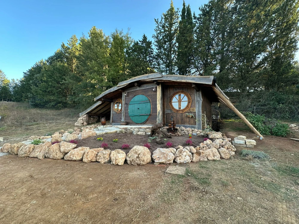  La Casa Hobbit entre los árboles 