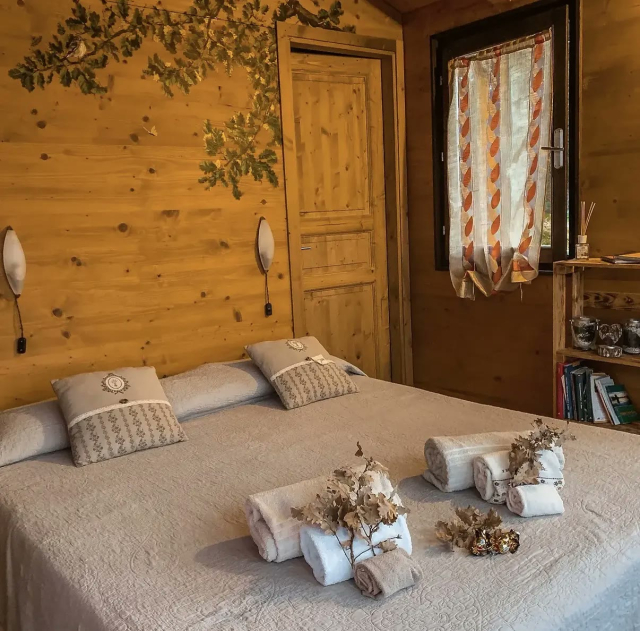  El dormitorio de madera de la casa del árbol 
