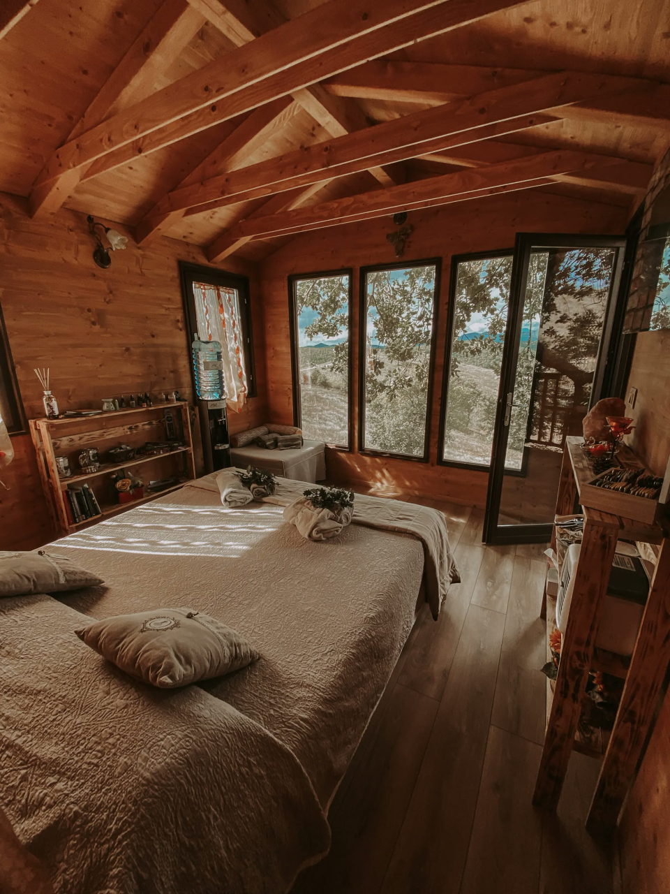  La cama doble en la casa del árbol 