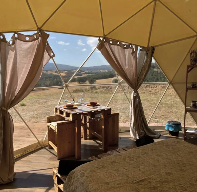  La mesa con vistas al interior de la cúpula 