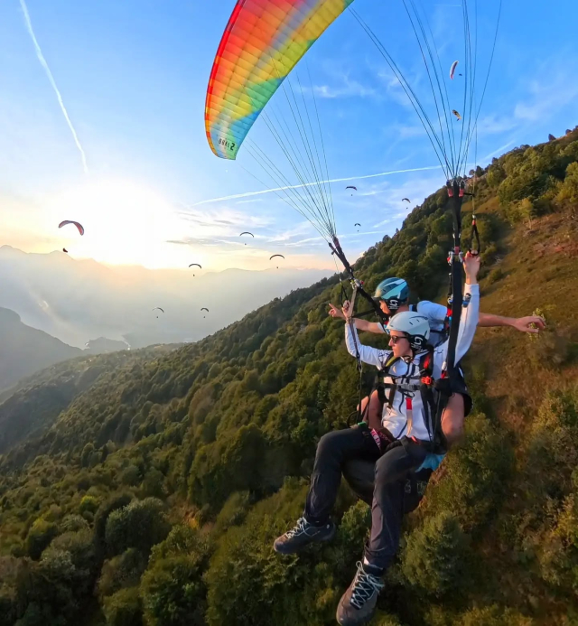 Experiencia de vuelo en parapente entre los paisajes prealpinos 