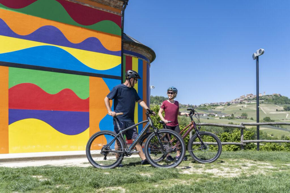  Parada en la colorida capilla entre los viñedos de Barolo 