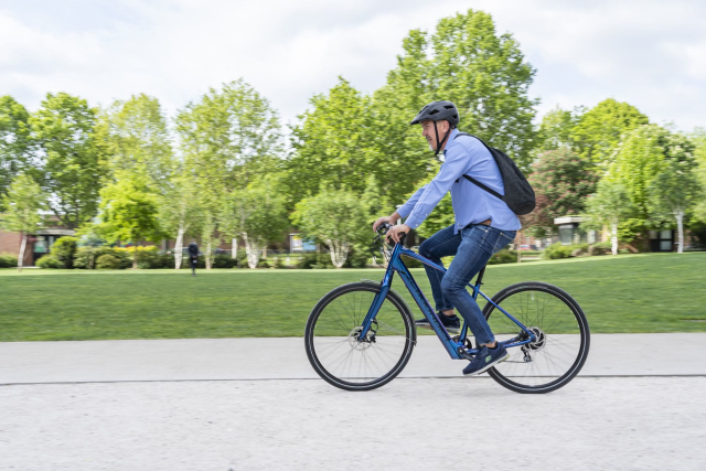  En bicicleta eléctrica en el parque de Turín
