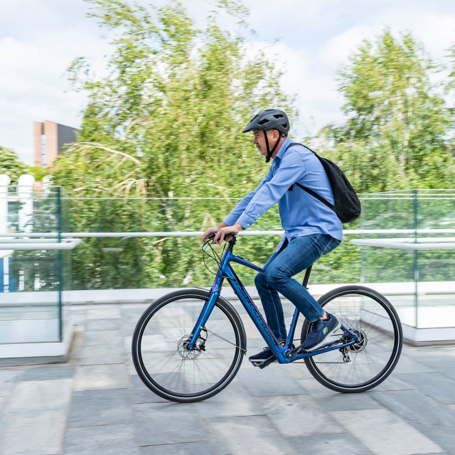  En el puente peatonal en bicicleta eléctrica 