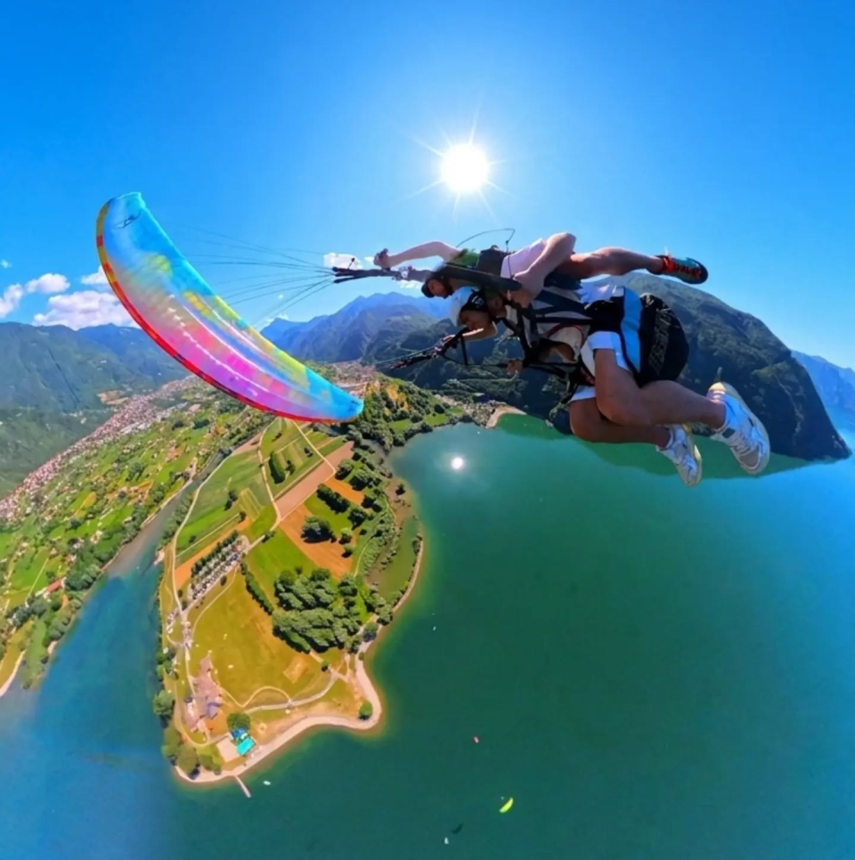  Salto acrobático en parapente sobre los Dolomitas 